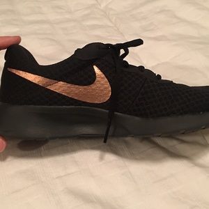 nike tanjun black gold